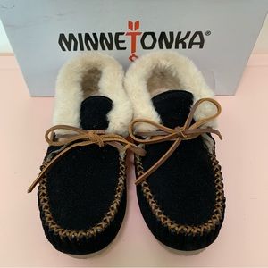 Women’s Minnetonka Women’s Chrissy Bootie, Black (Size 6)